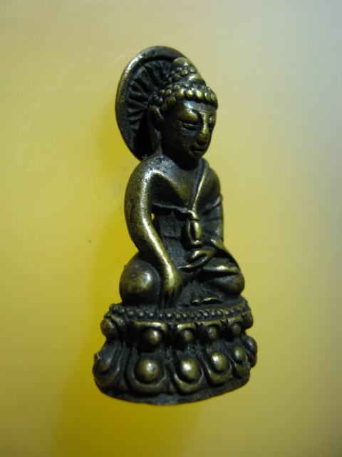 พระกริ่ง หลังประภามณฑล ภปร. เนื้อทองเหลือง ไม่ทราบที่