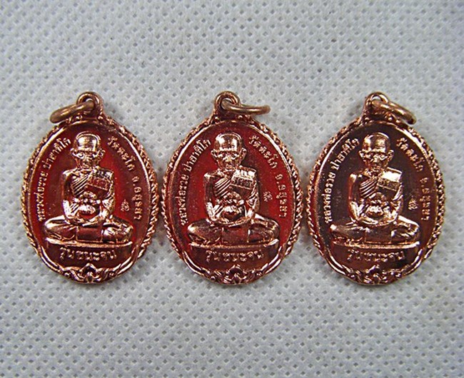 ๓เหรียญหลวงพ่อรวย วัดตะโก รุ่นชนะจนเนื้อทองแดงปี๕๖สวยๆพร้อมกล่องเคาะเดียวครับ(2)