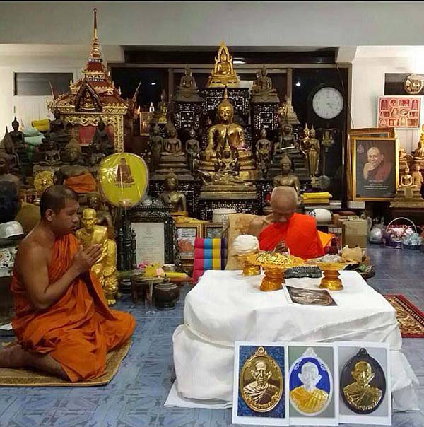 เหรียญซื้อที่ดิน หลวงพ่อรวย วัดตะโก จ.อยุธยา เนื้อเงินลงยาแดง หมายเลข87 จำนวนสร้างน้อยเพียง99เหรียญ