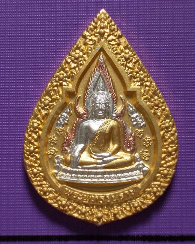 พระดีราคาเบา...เหรียญพระพุทธชินราช รุ่นปิดทอง 3 กษัตริย์ พิมพ์หยดน้ำใหญ่ รหัส ก๒๒๐๔