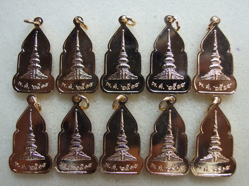 เหรียญพระแก้ว วัดบ่อแก้ว จ.น่าน ปี 2519 กะไหล่ทอง สภาพสวย จำนวน 10 เหรียญ ถูกมาก
