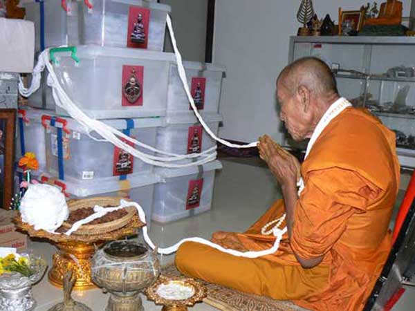 พิมพ์ใหญ่รูปหล่อตะกั่วโบราณฐานภูเขา กก หลวงปู่คำบุ คุตฺตจิตฺโต วัดกุดชมภู จ.อุบลราชธานี 