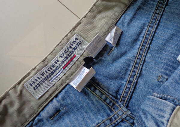 ยีนส์ TOMMY ของแท้ แบรนด์ดังอเมริกาครับ เอว34 ,ผ้า cotton 100% ดีไซน์พิเศษ และมีแถบเส้นด้านข้าง