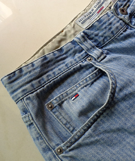 ยีนส์ TOMMY ของแท้ แบรนด์ดังอเมริกาครับ เอว34 ,ผ้า cotton 100% ดีไซน์พิเศษ และมีแถบเส้นด้านข้าง