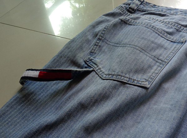 ยีนส์ TOMMY ของแท้ แบรนด์ดังอเมริกาครับ เอว34 ,ผ้า cotton 100% ดีไซน์พิเศษ และมีแถบเส้นด้านข้าง