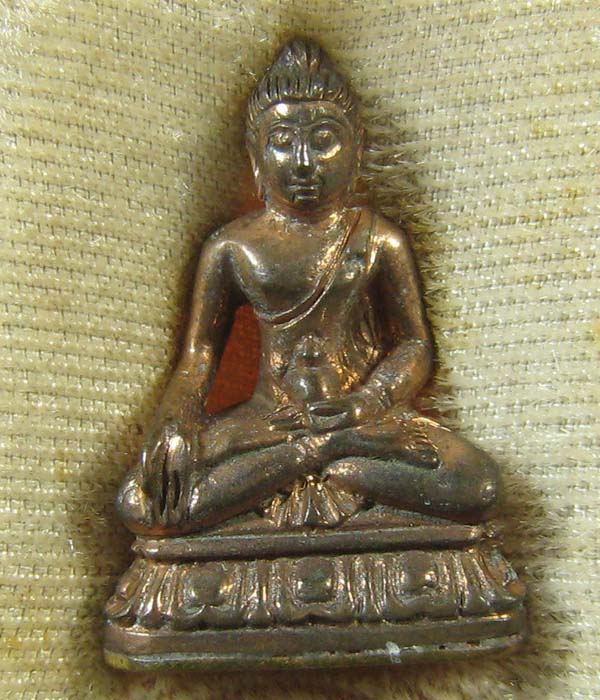 พระกริ่งวชิรมงกุฎ ฉลอง 100 ปี วัดมกุฎกษัติยาราม ปี 2511 "พิมพ์เล็ก" เนื้อนวโลหะก้นฝาบาตร ตอกเลข ๗๗