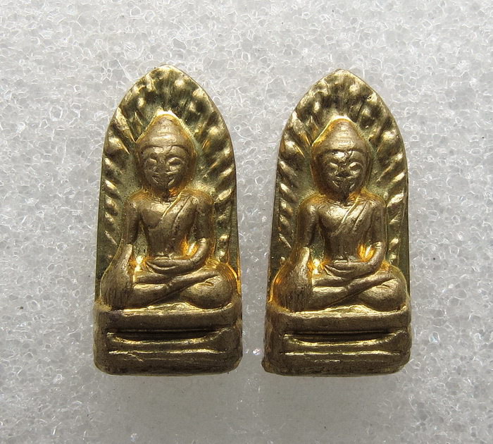 พระรอดน้อย ครูบาอิน รุ่นไจยะเบงชร ปี 2545 เนื้อทองจังโก๋ เดิมๆหายากครับ มาเป็นคู่ 2 องค์ #2
