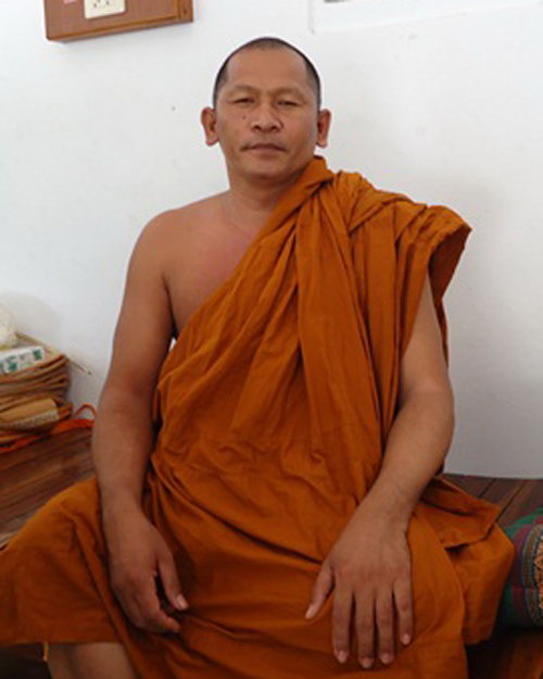 ล็อคเก็ตพระพุทธเหนือพรหม รุ่นแรก พระอาจารย์ทิน วรจิตฺโต (ฉากสีแดง) พร้อมกล่องเดิมจากวัดครับ