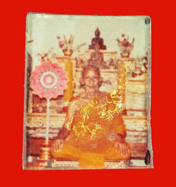 รูปสองหน้านอัดกระจก พระครูนิยุตธรรมประวิตร (พ่อฮวด กณฑโว) วัดหัวถนนใต้ นครสวรรค์