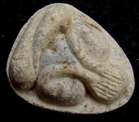 พระปิดตามหาเสน่ห์ หลังยันต์พุทโธ เนื้อเกสรนวลๆ 