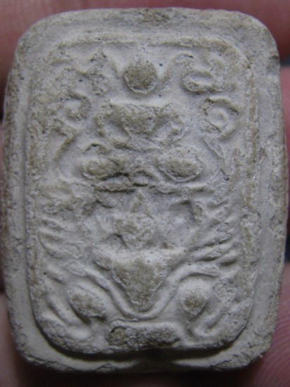 พระกรุวัดคูสลอด เนื้อผง พิมพ์ทรงครุฑ หลวงพ่อปานวัดบางนมโค ปลุกเสก สภาพพอใช้