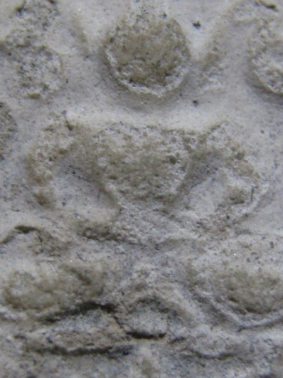 พระกรุวัดคูสลอด เนื้อผง พิมพ์ทรงครุฑ หลวงพ่อปานวัดบางนมโค ปลุกเสก สภาพพอใช้