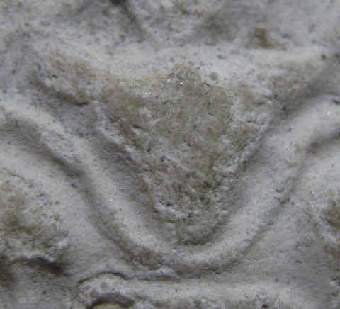 พระกรุวัดคูสลอด เนื้อผง พิมพ์ทรงครุฑ หลวงพ่อปานวัดบางนมโค ปลุกเสก สภาพพอใช้