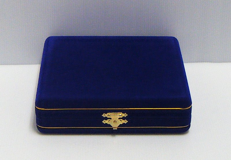 กล่องใส่พระแบบ 12ช่อง หุ้มกำมะหยี่สีน้ำเงิน-แดง สวยหรูใส่พระพร้อมกล่องพลาสติกได้เลยนะคะ 
