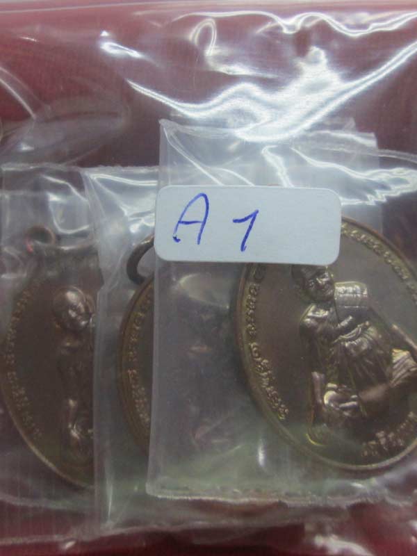 เหรียญเจริญพร หลวงปู่หงษ์ วัดเพชรบุรี เนื้อทองแดง 4 เหรียญ