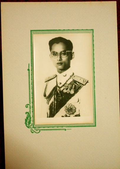 ภาพถ่ายในหลวง ตอนสมัยหนุ่ม กระดาษหนังไก่เก่าครับ