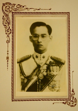ภาพถ่ายในหลวง และภาพสมเด็จพระราชินี 1 คู่ 2 ภาพ น่าเก็บ