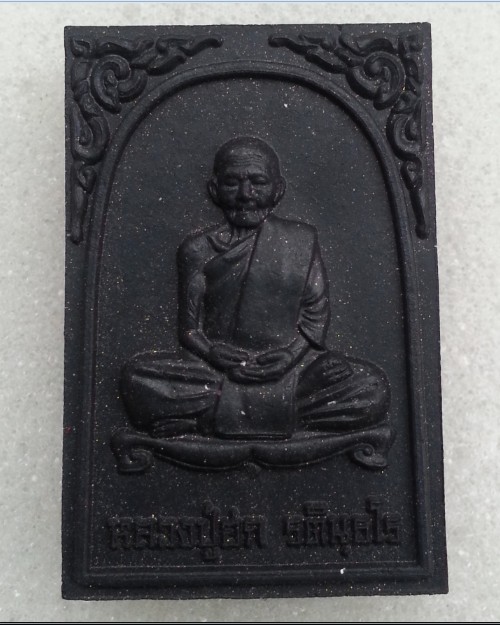 พระผงรูปเหมือน หลวงปู่ฮก เนื้อผงกะลา หลังฝังพลอยเสก ปี2555 