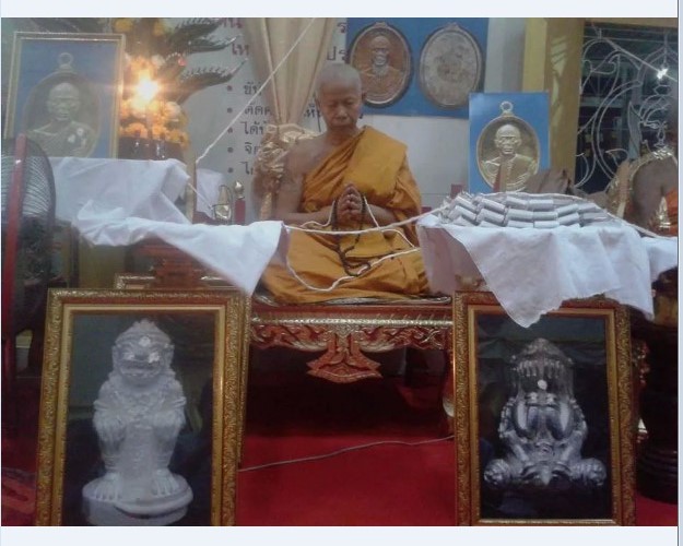 ขุนแผนรุ่นแรก หลวงพ่อส่วน เนื้อผงโรยผงตะไบหลังฝังตะกรุดฝาบาตรเกศาจีวร อ.ศรีราชา จ.ชลบุรี 