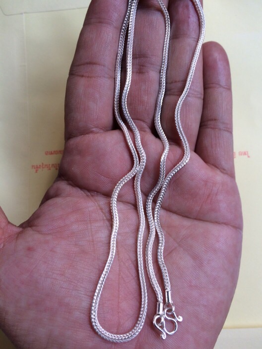 สร้อยเงิน ลายสี่เสาเหลี่ยม (สวมหัวได้) ทำจาก เงินแท้92.5% ยาว 24 นิ้ว หนักประมาณ 9 กรัม 