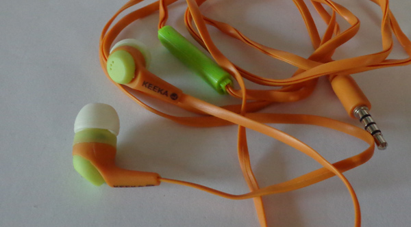 หูฟังสีสวย พร้อมเป็นสมอลค์ทอลค์ในตัว