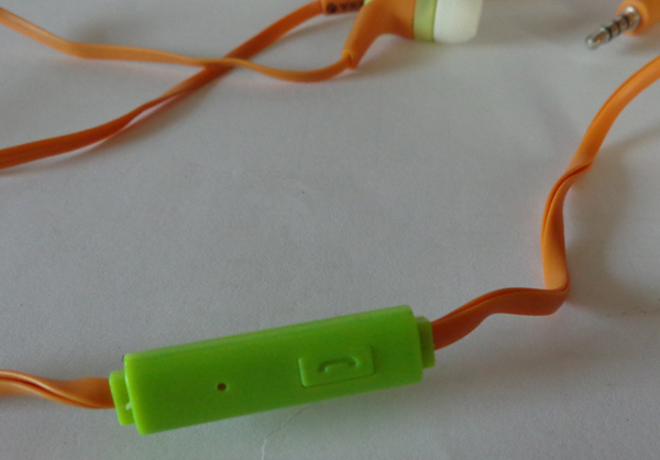 หูฟังสีสวย พร้อมเป็นสมอลค์ทอลค์ในตัว