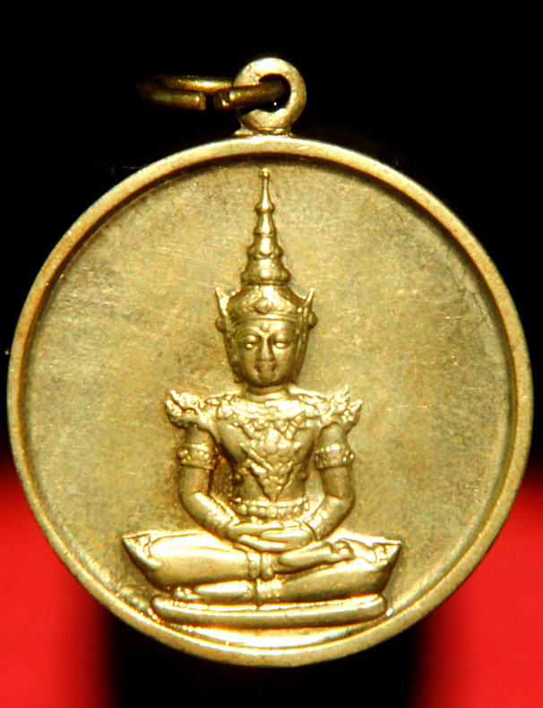 เหรียญพระแก้วมรกต รุ่นซ่อมแซมบูรณะฉัตร ปี 2531 กะหลั่ยทอง สวยเดิมๆ