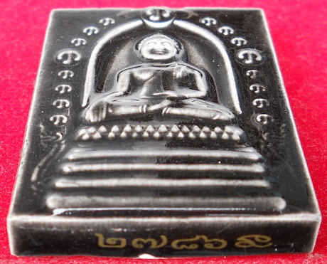 พระพุทธสิหิงค์ มหามงคล "พระบรมธาตุ-หลักเมือง๕๐" กระเบื้องเคลือบสีนิล 3.3x4.3ซ.ม.