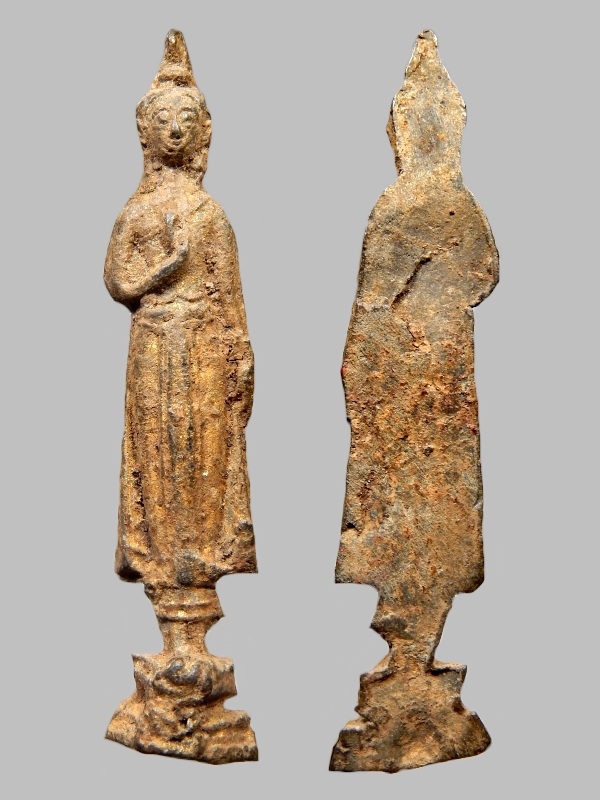 พระร่วงยืน ปางประทานพร สนิมแดง กรุวัดเทวสังฆาราม(วัดเหนือ) จ.กาญจนบุรี  