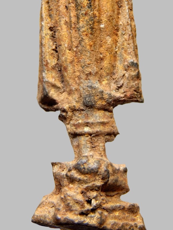 พระร่วงยืน ปางประทานพร สนิมแดง กรุวัดเทวสังฆาราม(วัดเหนือ) จ.กาญจนบุรี  