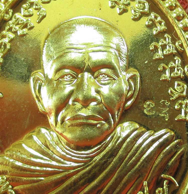 เหรียญ พ่อท่านคล้อย วัดภูเขาทอง จ.พัทลุง ปี 56 มหาตำนาน จันทร์เพ็ญ รุ่นชนะจน เนื้อทองฝาบาต หมายเลข 