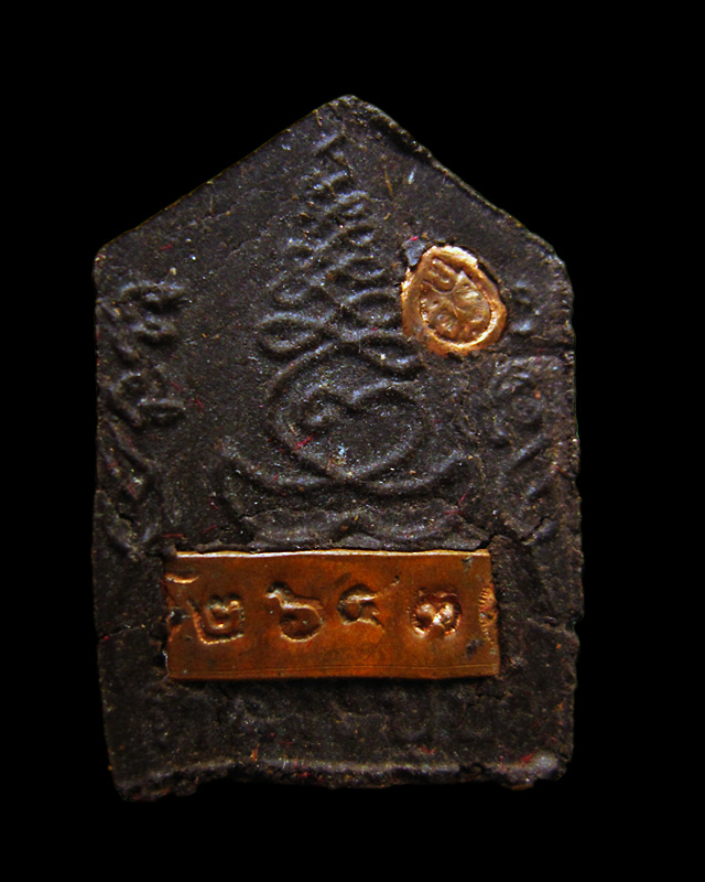 พระขุนแผนเนื้อผง รุ่นมงคลมหาเศรษฐี หลวงปู่บัว ถามโก พิมพ์เล็ก ฝังตระกรุดทองแดง พ.ศ. ๒๕๕๕