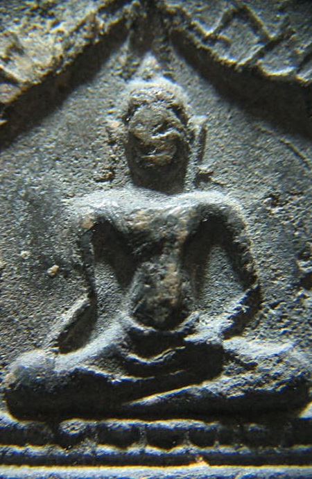 พระซุ้มหน้าบรรณปรกโพธิ์ กรุวัดส่องคบ ชัยนาท เนื้อชินเงิน