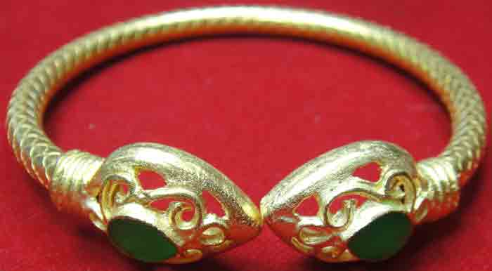 (((วัดใจเคาะเดียวแดง))) กำไลข้อมือหัวบัวประดับพลอยเขียว แบบบิดข้างใส่ ผิวลายเส้น เนื้อทองเหลืองเคลือ