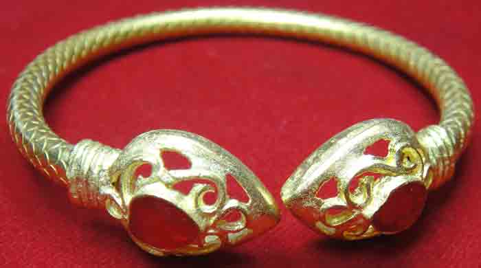 (((วัดใจเคาะเดียวแดง))) กำไลข้อมือหัวบัวประดับพลอยแดง แบบบิดข้างใส่ ผิวลายเส้น เนื้อทองเหลืองเคลือบท