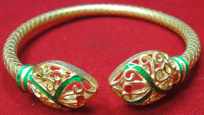 (((วัดใจเคาะเดียวแดง))) กำไลข้อมือหัวบัวลงยาสีเขียวแดง แบบบิดข้างใส่ ผิวลายเส้น เนื้อทองเหลืองเคลือบ