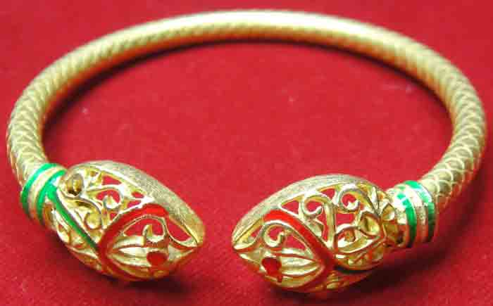 (((วัดใจเคาะเดียวแดง))) กำไลข้อมือหัวบัวลงยาสีเขียวแดง แบบบิดข้างใส่ ผิวลายเส้น เนื้อทองเหลืองเคลือบ