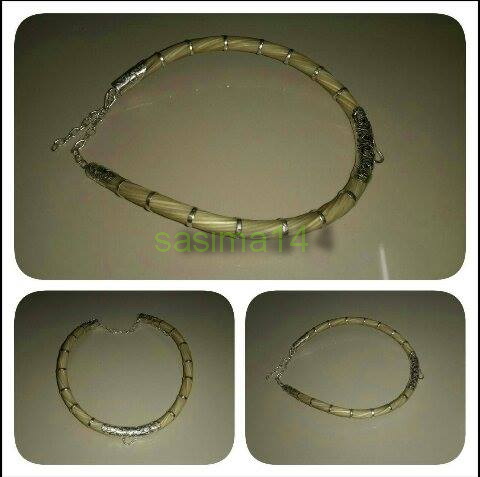 สร้อยคอขนหางช้าง สีดอกเลา รัดและหุ้มปลายด้วยเงินแท้ลายฉลุ