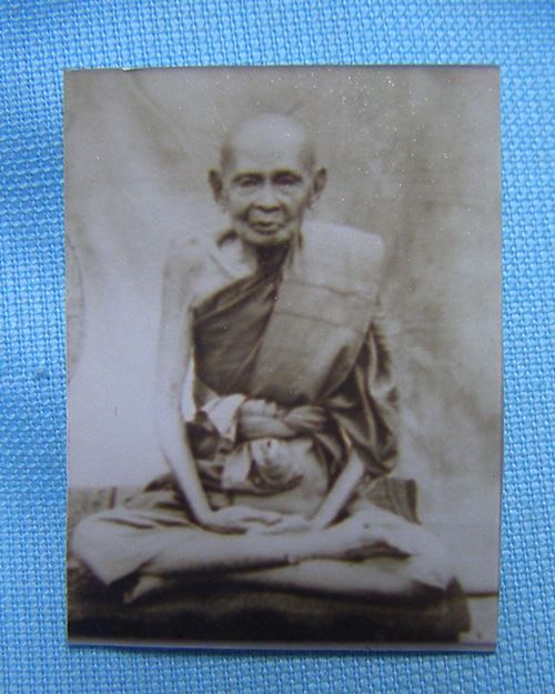 หลวงปู่เอี่ยม ปี54 วัดหนัง รูปถ่ายกระดาษหนังไก่ขนาดห้อยคอ รุ่นรับเสด็จ ยกช่อฟ้ามหามงคล