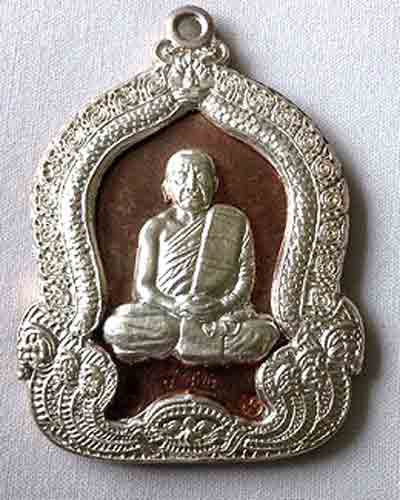 หลวงปู่บุญหนา ธมฺธินโน อ.พรรณา จ.สกลนคร รุ่น มหาปรารถนา ไตรมาส 2554 เนื้อเงิน หมายเลข 522ครับ