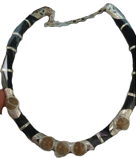 *** มี 1 เส้น *** สร้อยคอขนหางช้าง ประดับด้วย " ไหมทอง " บน ตัวเรือนเงินแท้