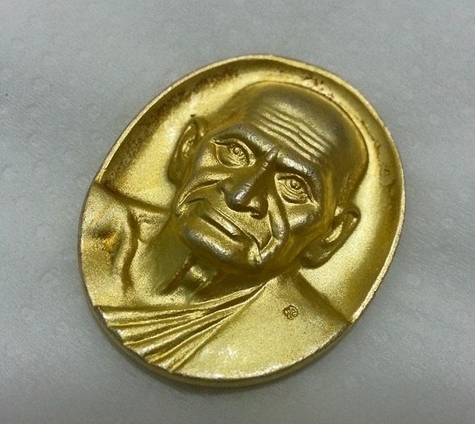 หลวงพ่อเงิน พระพิจิตร เหรียญรูปไข่ 