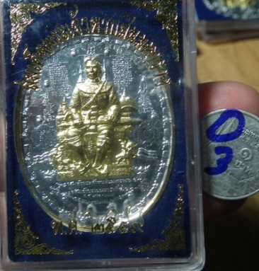 พร้อมกล่องแบบนี้ หายาก เหรียญระเบิด มหายันต์ พระเจ้าตากสินมห ารา  (นั่งใหญ่) เนื้อทองเเดงชุบทอง  รุ่