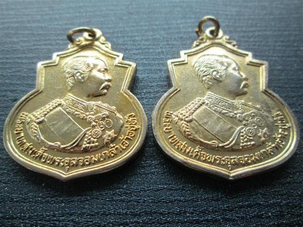 ***แพ็คคู่สุดคุ้ม**เหรียญ ร.5 เนื้อกะหลั่ยทอง พระครูสาทรพัฒนากิจ(หลวงพ่อมูล)วัดเสด็จ ปลุกเสก ปี 2536