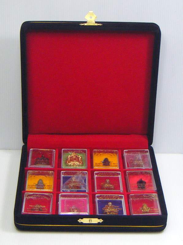 กล่องใส่พระแบบ 12ช่อง หุ้มกำมะหยี่สีดำ-แดง สวยหรูใส่พระพร้อมกล่องพลาสติกได้เลยคะ มือ1ใหม่เอี่ยมนะคะ