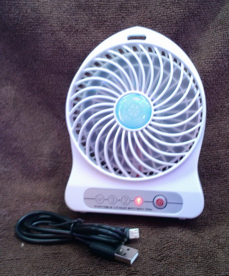 พัดลมพกพา ชาร์ตไฟได้ คลายร้อนกันไปค่ะ