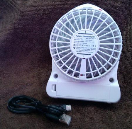 พัดลมพกพา ชาร์ตไฟได้ คลายร้อนกันไปค่ะ