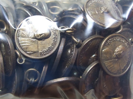 เหรียญ ล.พ.เงิน วัดดอนยายหอม นครปฐม สร้างอุโบสถวัดโคกช้าง ปี 2507 ยกถุง 100 เหรียญ มีในทำเนียบเหรียญ