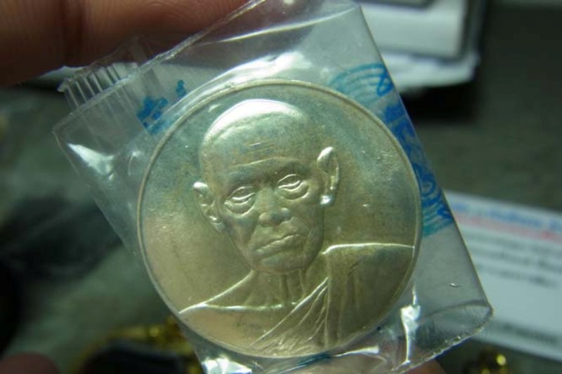 เหรีญญอนุสรณ์ 122 ปี สมเด็จโตฯ วัดระฆัง เนื้อเงิน พิมพ์ใหญ่ สภาพสวย ซองเดิม กล่องเดิมครับ