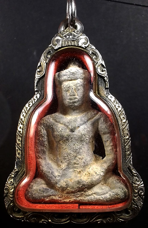 พระร่วงนั่ง กรุคอกควาย เนื้อตะกั่วสนิมแดง จังหวัดชัยภูมิ